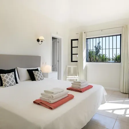 Casa Maresia, Playa Bastian Sea Views - Communal Swimming Pool בית נופש *